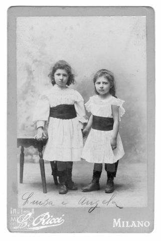 Ritratto di due bambine in abito bianco