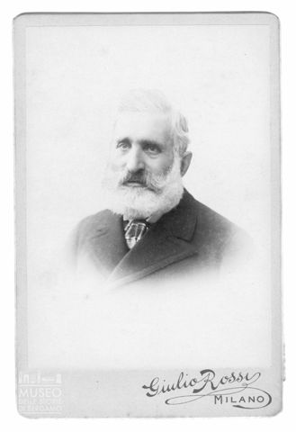 Ritratto di uomo anziano con capelli e barba bianchi
