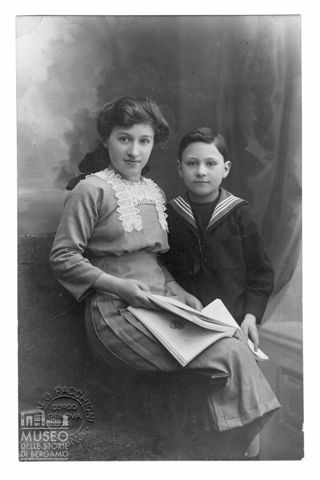 Ritratto di ragazza e bambino