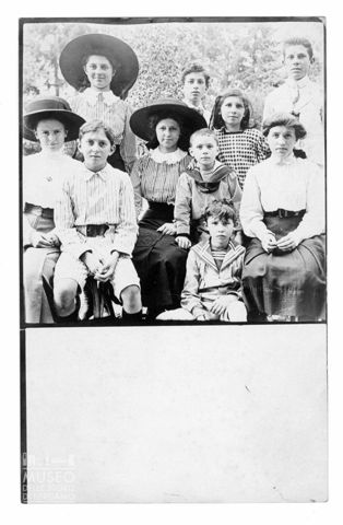 Ritratto di gruppo con bambini e ragazzi