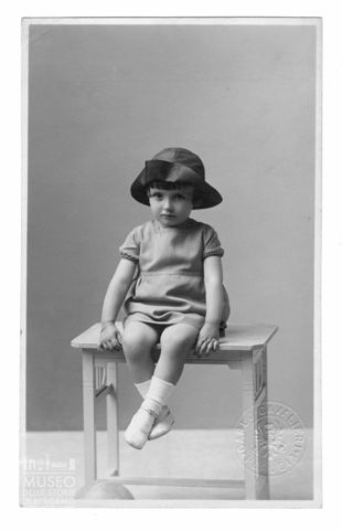 Ritratto di bambina con cappello