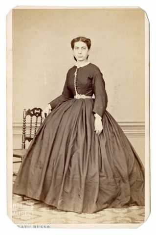 Ritratto femminile a figura intera