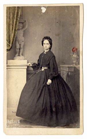 Ritratto femminile a figura intera