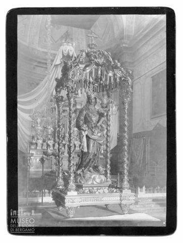 Riproduzione di scultura lignea sotto baldacchino raffigurante la Madonna con Gesù Bambino