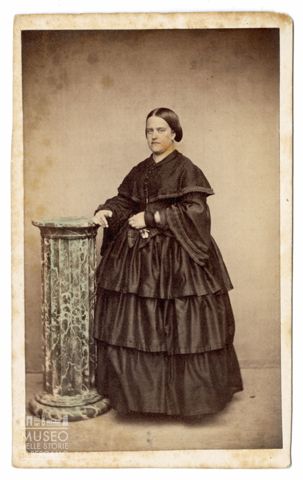 Ritratto di donna a figura intera
