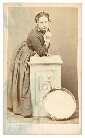 Ritratto di donna con tammorra