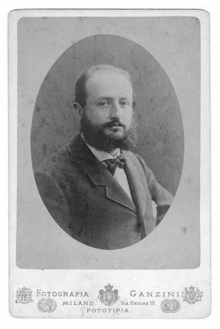 Ritratto di uomo con barba e baffi