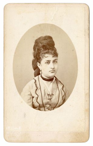 Ritratto femminile in formato ovale