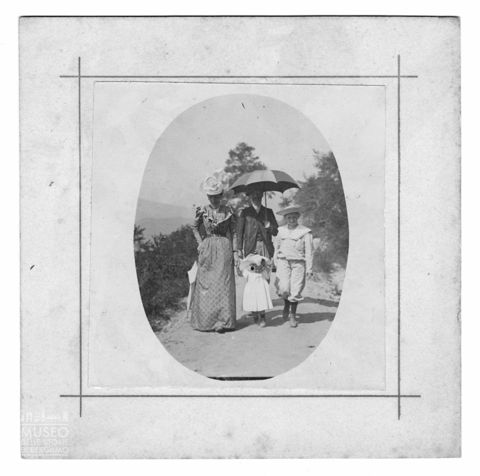 Ritratto di famiglia all'aperto