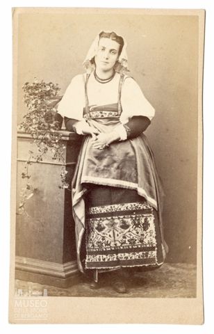Ritratto di donna in abito tradizionale