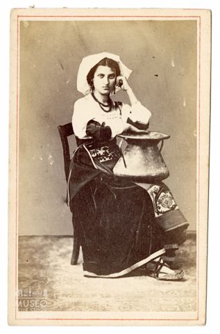 Donna in costume tradizionale del Lazio
