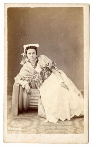 Ritratto di donna in studio fotografico