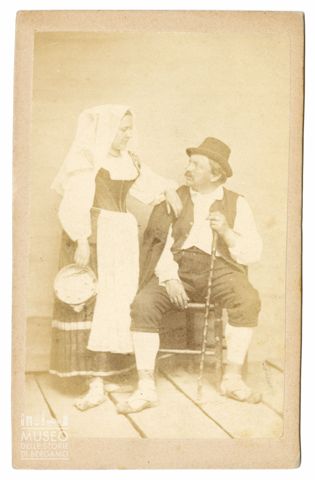 Ritratto di uomo e donna in abiti tradizionali