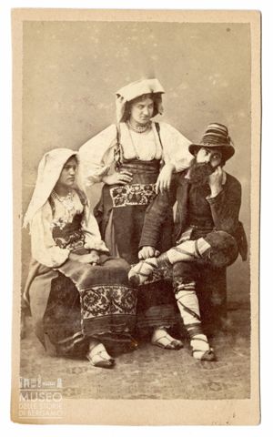 Gruppo in abiti tradizionali