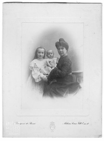 Ritratto di donna con i due figli
