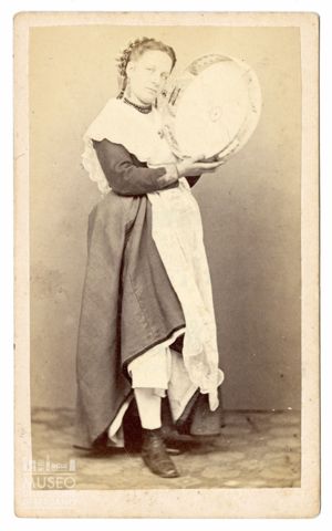 Ritratto di donna in posa con tammorra