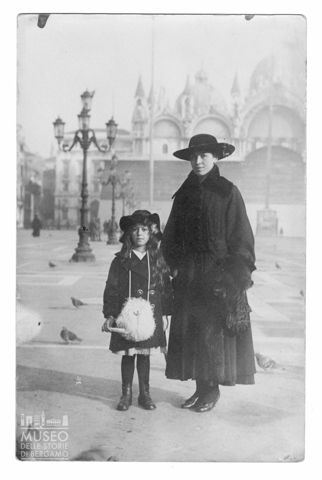Ritratto di donna con bambina a Venezia