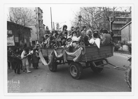 Un carro pieno di bambini mascherati