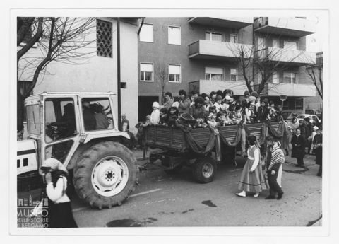 Un carro pieno di bambini mascherati