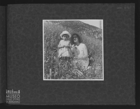 Elena Giovanelli de Noris con una bambina