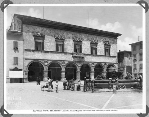 Bambini in Piazza Maggiore a Pesaro