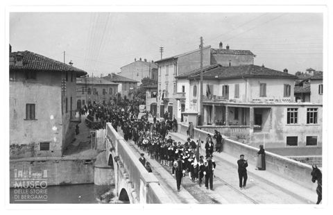 Corteo lungo un ponte