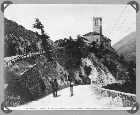 Due uomini su un sentiero nei pressi del Castello Reale di Sarre