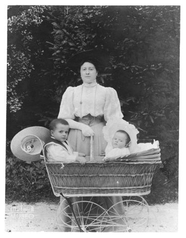 Ritratto di Niny Giovanelli de Noris con due figli