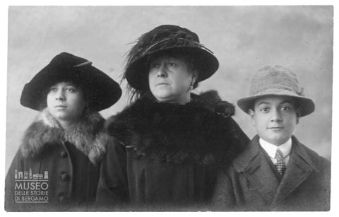 Ritratto di Niny Giovanelli de Noris con i figli