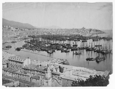 Veduta del porto di Genova