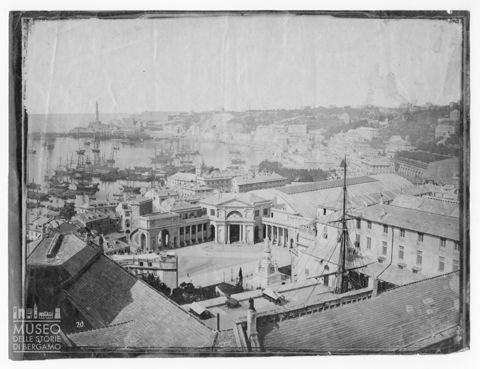 Veduta della stazione di Genova e sullo sfondo del porto