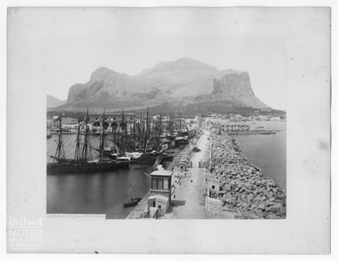 Veduta del Monte Pellegrino e del molo antistante