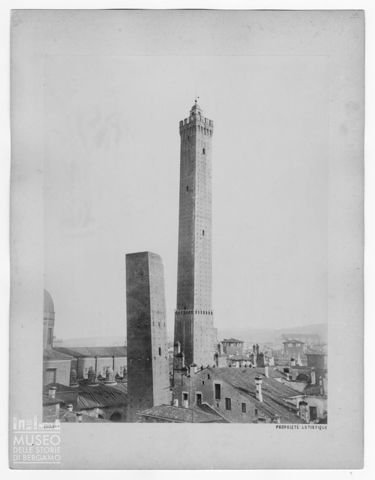 Le torri Garisenda e degli Asinelli di Bologna