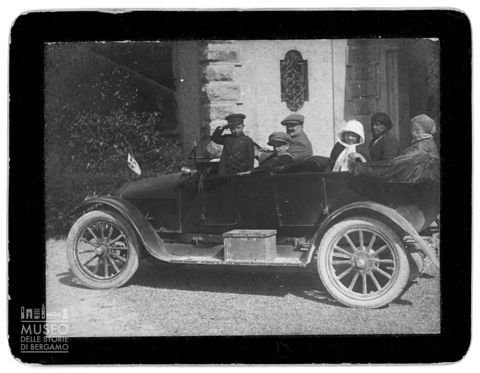 Famiglia su un'automobile
