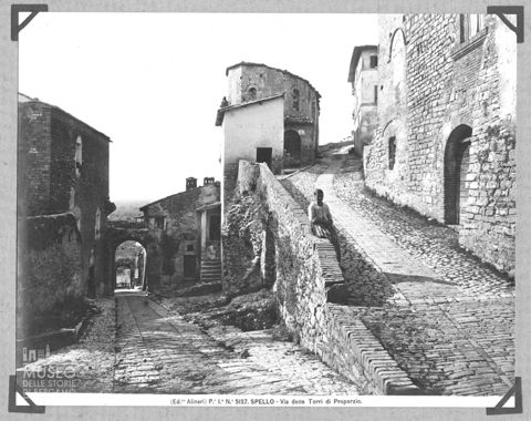 Ritratto di donna in Via delle Torri di Properzio a Spello
