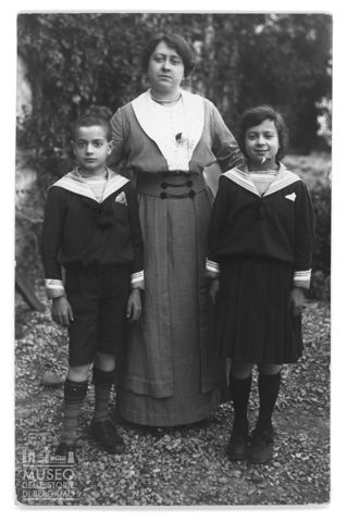 Ritratto di Niny Giovanelli de Noris con i figli