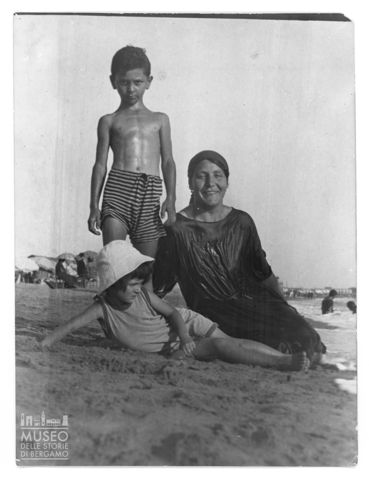 Donna e bambini al mare