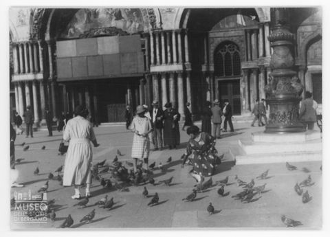 Donne in piazza San Marco