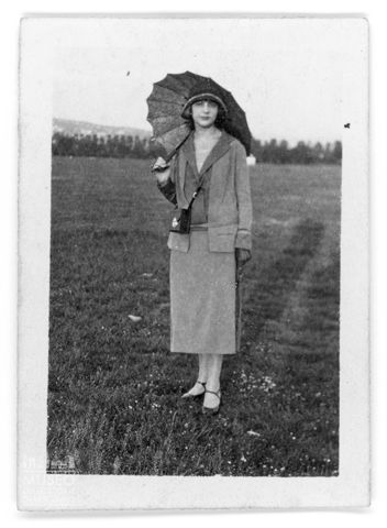 Ritratto di donna con parasole