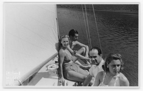 Ritratto di gruppo in barca a vela