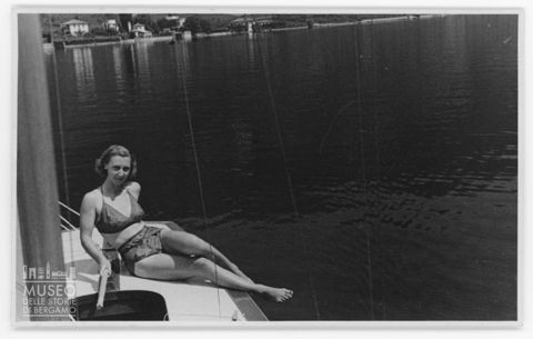 Donna in barca a vela