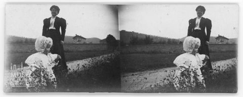 Elena Giovanelli de Noris in un giardino con la madre