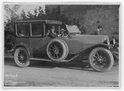 Ritratto di famiglia su un'automobile