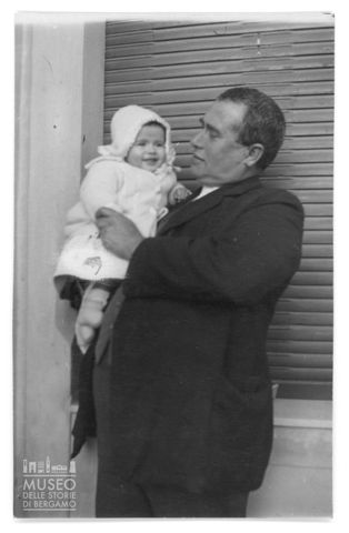 Uomo con bambina