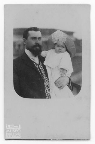 Uomo con bambina