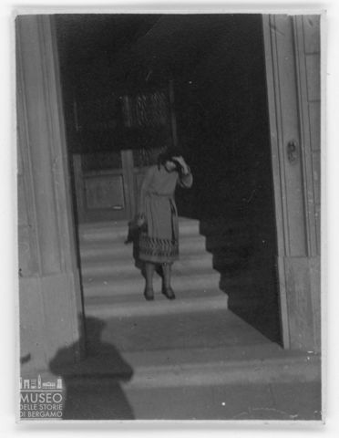 Elena Giovanelli de Noris sulle scale