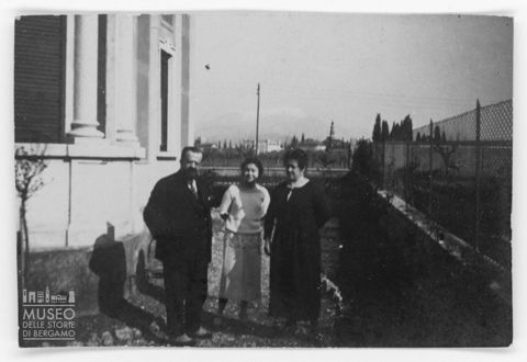 Ritratto di famiglia in giardino