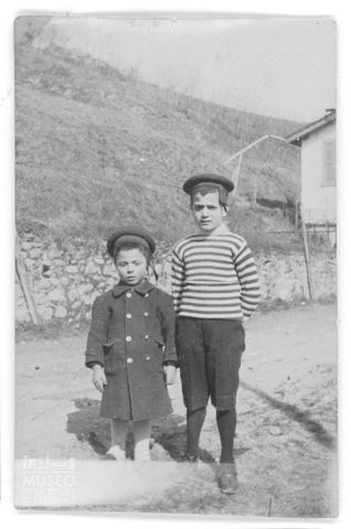 Luigi Michele Giovanelli de Noris con un bambino