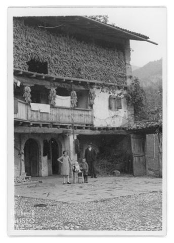 Ogna, cortile di una cascina