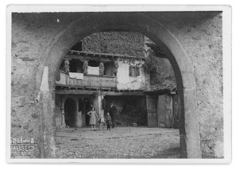 Ogna, cortile di una cascina
